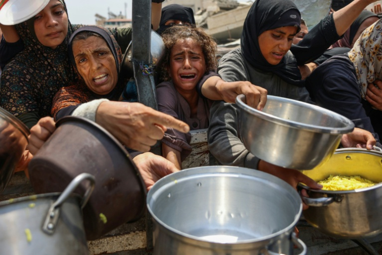 Distribution de nourriture dans la ville de Gaza, le 13 août 2025 ( AFP / Omar AL-QATTAA )