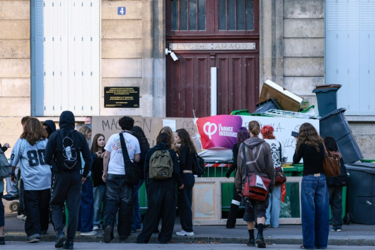 Le drapeau LFi devant l'entrée du lycée Arago bloqué à Paris, le 29 septembre 2026 ( AFP / Kenzo TRIBOUILLARD )