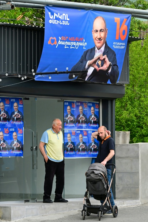 Une affiche électorale du Premier ministre Nikol Pachinian, le 4 juin 2026 à Erevan Pachinian ( AFP / Karen MINASYAN )