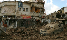 Photographie prise lors d’une visite de presse organisée par le Hezbollah  montrant des destructions dans la ville de Nabi Sheet après une opération militaire israélienne dans la vallée de la Bekaa, au Liban, le 7 mars 2026 ( AFP / Nidal SOLH )