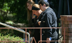 Valentyna la mère de la petite Matilda arrive aux funérailles de sa fille le 18 décembre 2025. ( AFP / Saeed KHAN )