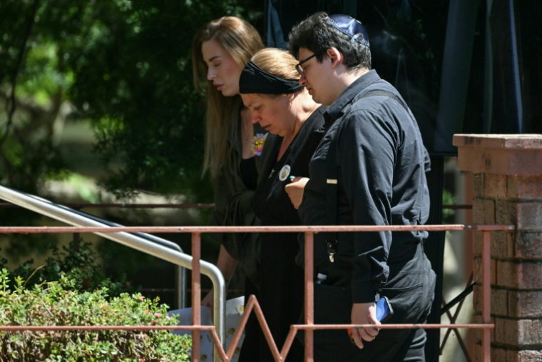 Valentyna la mère de la petite Matilda arrive aux funérailles de sa fille le 18 décembre 2025. ( AFP / Saeed KHAN )