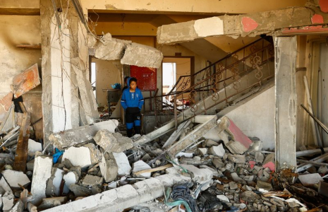 Les débris d'un immeuble d'habitation après une frappe israélienne à Khan Younès