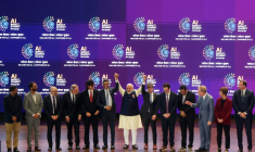 Le Premier ministre indien Narendra Modi (au centre) pose pour une photo de groupe avec les dirigeants d'entreprises spécialisées dans l'intelligence artificielle lors du sommet mondial de l'IA, à New Delhi, le 19 février 2026 ( AFP / Ludovic MARIN )