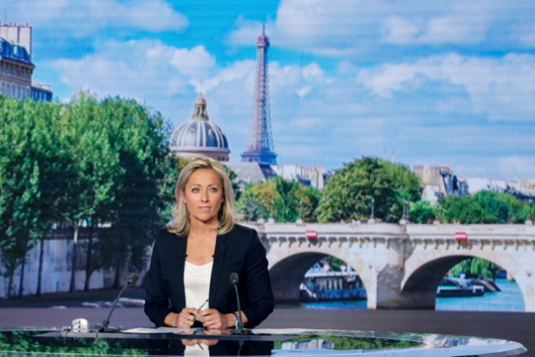 Anne-Sophie Lapix sur le plateau du journal de 20H00 France 2 le 21 avril 2022 ( AFP / Ludovic MARIN )