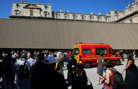 Un véhicule des marins-pompiers devant le palais de justice où le verdict dans l'affaire de l'effondrement mortel de deux immeubles d'habitation rue d'Aubagne en 2018, a été interrompu et la salle d'audience évacuée après le malaise d'un des accusés reconnu coupable, le 7 juillet 2025 à Marseille ( AFP / Clement MAHOUDEAU )