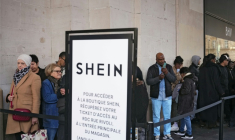 Des personnes font la queue devant le Bazar de l'Hôtel de Ville (BHV) à Paris, le jour de l'ouverture du premier magasin physique du géant asiatique du commerce en ligne Shein, le 5 novembre 2025 ( AFP / Dimitar DILKOFF )