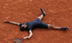 L'Allemand Alexander Zverev, N.3 mondial, les bras en croix alors qu'il vient remporter le titre à Roland-Garros le 7 juin 2026 à Paris ( AFP / Thomas SAMSON )