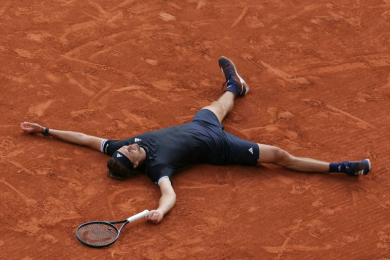 L'Allemand Alexander Zverev, N.3 mondial, les bras en croix alors qu'il vient remporter le titre à Roland-Garros le 7 juin 2026 à Paris ( AFP / Thomas SAMSON )