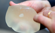 Une prothèse mammaire PIP défectueuse, le 10 juin 2010 à Marseille ( AFP / GERARD JULIEN )