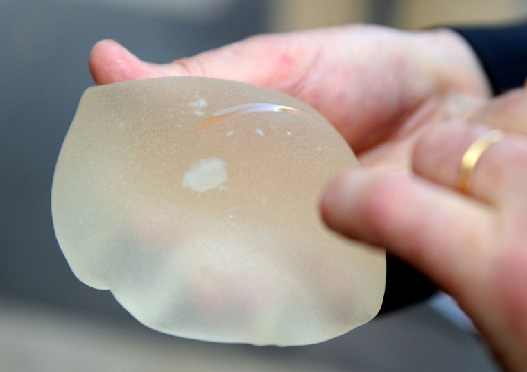 Une prothèse mammaire PIP défectueuse, le 10 juin 2010 à Marseille ( AFP / GERARD JULIEN )