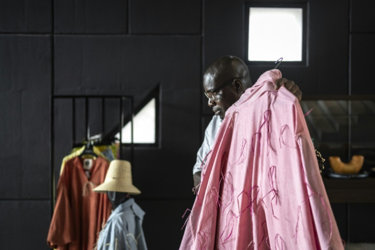 Un employé au concept-store de mode et de décoration de luxe Alára, le 20 août 2025 à Lagos, au Nigeria ( AFP / OLYMPIA DE MAISMONT )