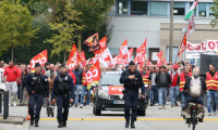 Des manifestants brandissant des drapeaux de la CGT défilent à Valenciennes, dans le nord de la France, le 18 septembre 2025 ( AFP / Francois LO PRESTI )