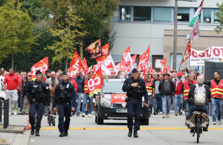 Des manifestants brandissant des drapeaux de la CGT défilent à Valenciennes, dans le nord de la France, le 18 septembre 2025 ( AFP / Francois LO PRESTI )