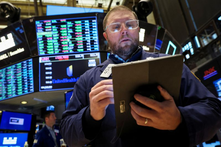 Un trader travaille sur le parquet du NYSE à New York