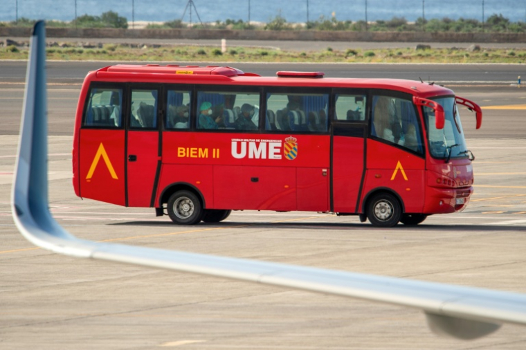 Le premier bus militaire transportant des passagers du navire touché par l'hantavirus arrive à l'aéroport de l'île espagnole de Tenerife, le 10 mai 2026 ( AFP / Antonio Sempere )