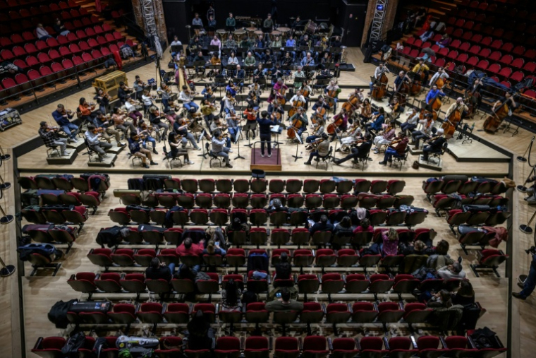 Des patients souffrant de dépression, de trouble bipolaire, de schizophrénie ou de troubles de la personnalité assistent aux répétitions de au théâtre de la Halle aux Grains à Toulouse, le 10 février 2026 ( AFP / Ed JONES )
