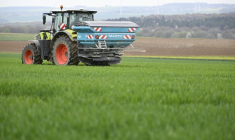 Les députés devraient adopter mardi en première lecture le projet de loi d'urgence agricole, après des discussions marathon au cours desquelles le gouvernement a essuyé plusieurs déconvenues ( AFP / Jean-Christophe VERHAEGEN )
