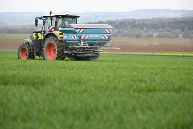 Les députés devraient adopter mardi en première lecture le projet de loi d'urgence agricole, après des discussions marathon au cours desquelles le gouvernement a essuyé plusieurs déconvenues ( AFP / Jean-Christophe VERHAEGEN )