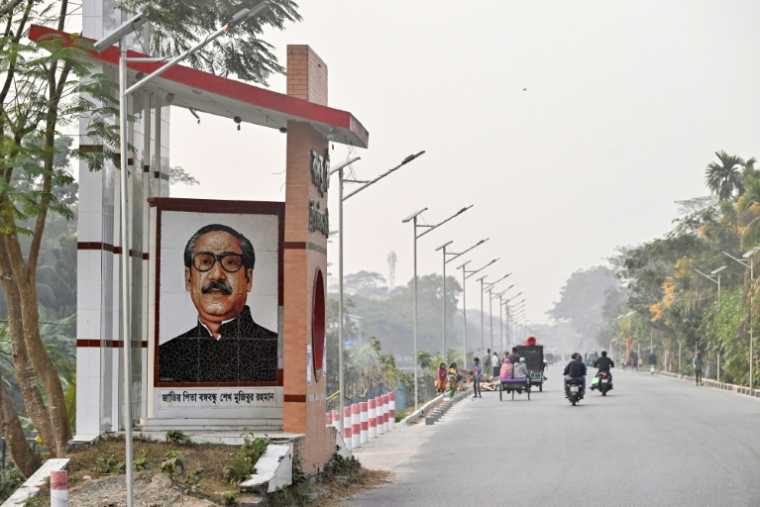 Un portrait de Sheikh Mujibur Rahman, premier président du Bangladesh indépendant et père de la Première ministre déchue Sheikh Hasina, à Gopalganj, ville située à une centaine de kilomètres au sud-ouest de la capitale Dacca, le 14 janvier 2026 ( AFP / Munir UZ ZAMAN )