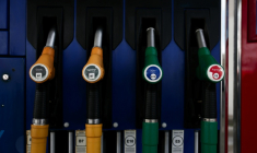 Pompes à essence à Marseille, le 10 mars 2026 ( AFP / Thibaud MORITZ )