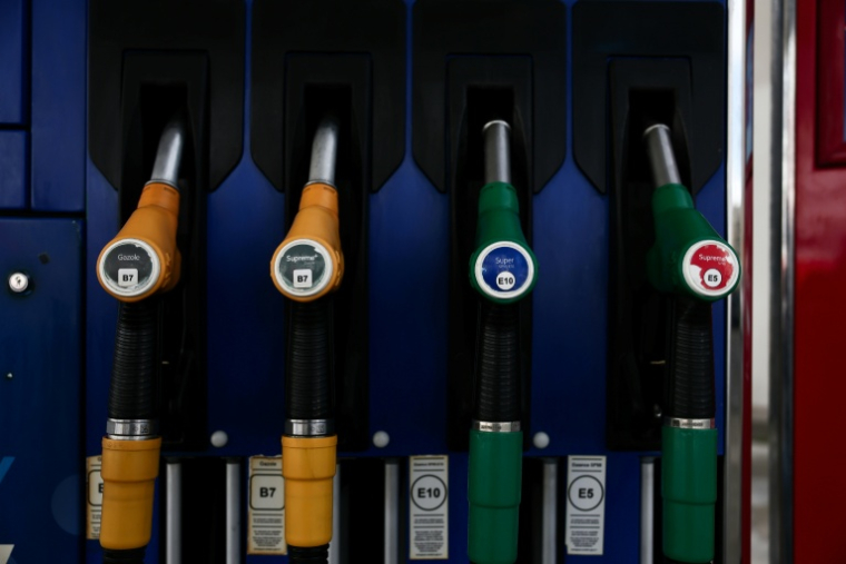 Pompes à essence à Marseille, le 10 mars 2026 ( AFP / Thibaud MORITZ )
