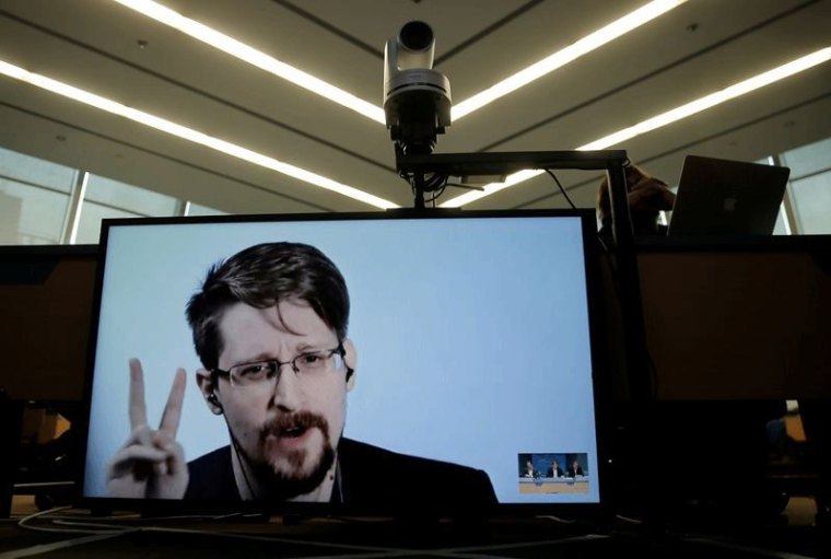 DONALD TRUMP DIT ENVISAGER DE GRACIER EDWARD SNOWDEN