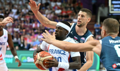 Inarrêtable, le meneur de jeu de l'équipe de France Sylvain Francisco résiste aux  Slovènes Edo Muric et Gregor Hrovat dans le groupe D de l'Euro à Katowice, le 30 août 2025  ( AFP / Sergei GAPON )