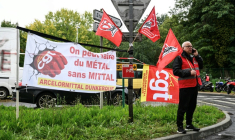 Banderole de la CGT d'ArcelorMittal, lors d'une manifestation à l'usine d'Indre, dans l'ouest de la France, le 3 octobre 2025 ( AFP / Sebastien Salom-Gomis )