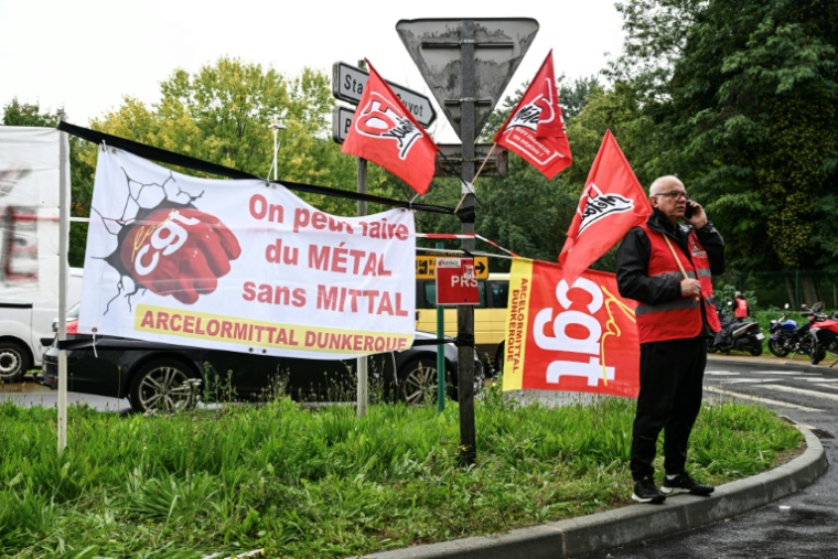 Banderole de la CGT d'ArcelorMittal, lors d'une manifestation à l'usine d'Indre, dans l'ouest de la France, le 3 octobre 2025 ( AFP / Sebastien Salom-Gomis )