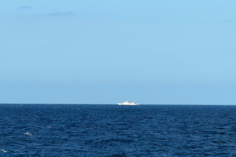 Cette photo prise et publiée le 29 décembre 2025 par les garde-côtes taïwanais montre un navire de leurs homologues chinois, détecté à 23 milles marins au nord-ouest de l'îlot Pengjia, au nord de Taïwan ( TAIWAN COAST GUARD / Handout )
