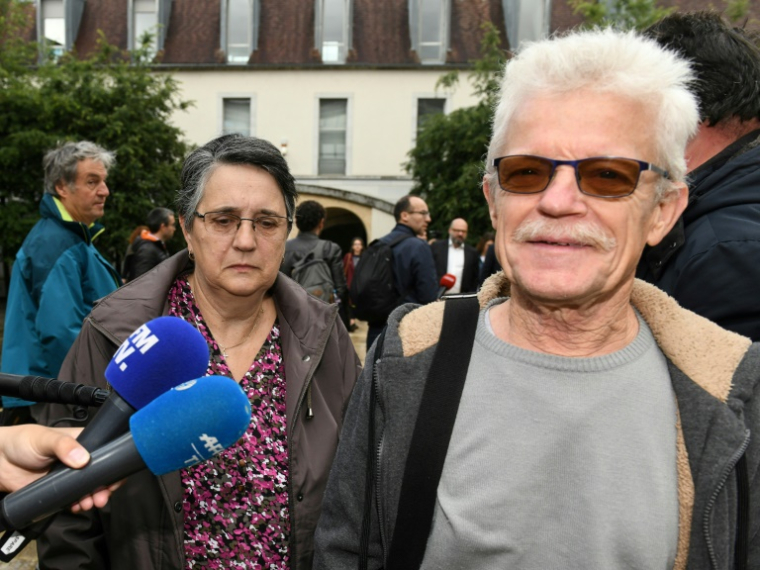 Jean-Claude Gandon, l'un des patients suspecté d'avoir été empoisonné par le Dr Péchier, devant le Palais de justice de Besançon, le 12 juin 2019 ( AFP / SEBASTIEN BOZON )