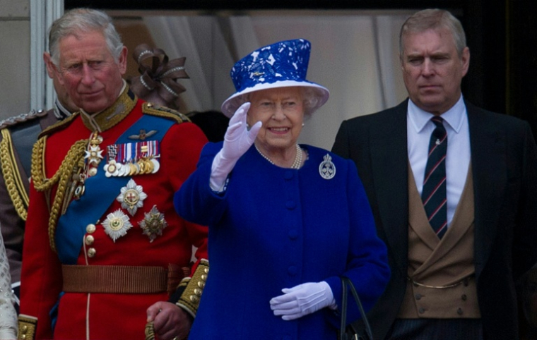La reine Elizabeth II salue la foule depuis le balcon du palais de Buckingham, entourée de ses fils, Charles et Andrew ( AFP / CARL COURT )