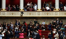 Fleur Breteau, membre du collectif Cancer Colère, intervient depuis la tribune réservée au public, à l'Assemblée nationale (en haut au centre), pour protester contre le vote de la loi "Duplomb", le 8 juillet 2025 ( AFP / Guillaume BAPTISTE )