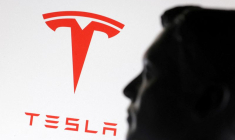 Une illustration montre un modèle miniature imprimé en 3D d'Elon Musk et du logo Tesla