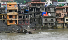 Des habitations en partie détruites par la crue meurtrière du 26 août 2026, à Nuwakot au Népal le 24 septembre 2026 ( AFP / PRAKASH MATHEMA )