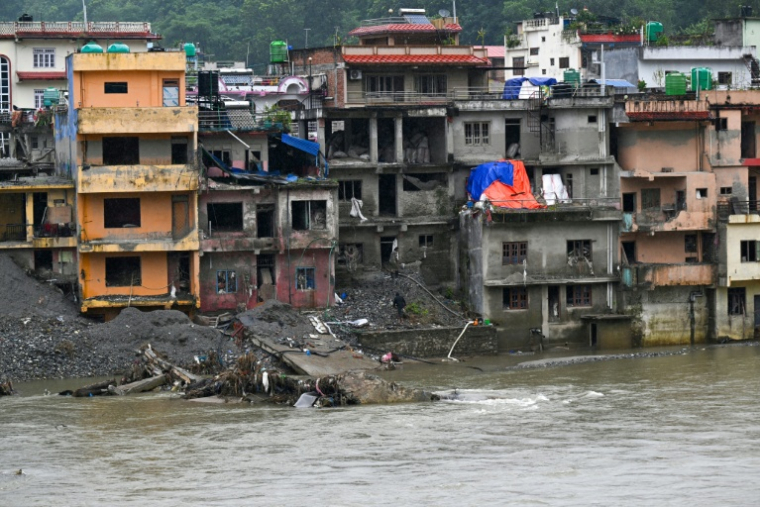 Des habitations en partie détruites par la crue meurtrière du 26 août 2026, à Nuwakot au Népal le 24 septembre 2026 ( AFP / PRAKASH MATHEMA )