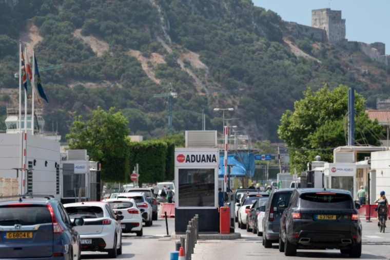 Des automobilistes traversent la frontière entre l'Espagne et le territoire britannique de Gibraltar à La Línea de la Concepción, dans le sud de l'Espagne, le 29 juin 2026 ( AFP / JORGE GUERRERO )