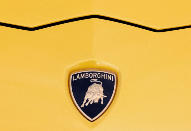 Un logo de Lamborghini sur une voiture Lamborghini à Bruxelles
