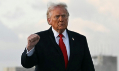 Le président américain Donald Trump à l'aéroport de Miami le 11 avril 2026 ( AFP / Jim WATSON )