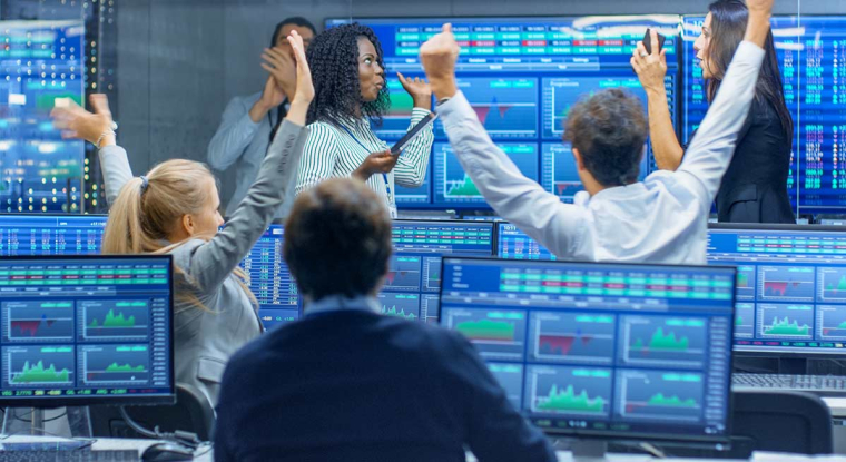 Depuis le 1er janvier, les grands indices boursiers affichent de beaux parcours, ce qui conforte l'essor des supports qui répliquent leur évolution. (© Shutterstock)