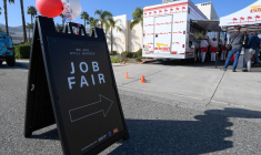 Photo d'un panneau au salon de l'emploi en Californie