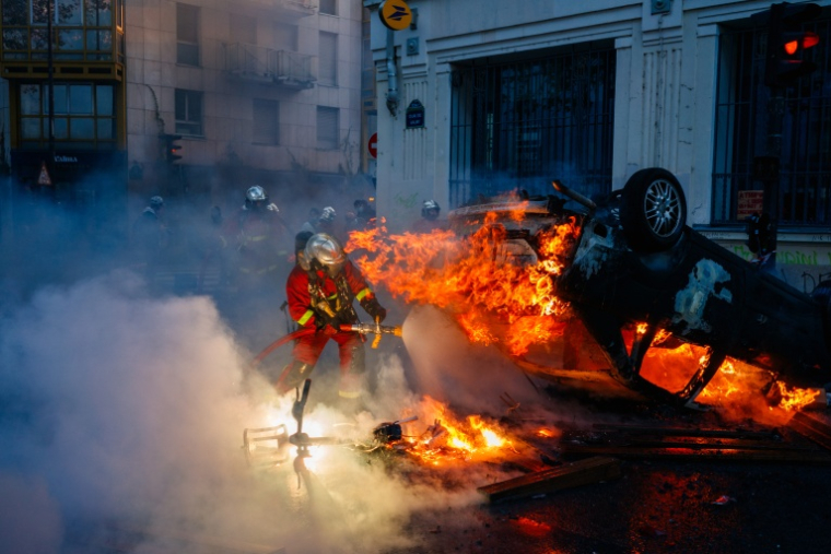 Les pompiers éteignent une voiture incendiée près du Canal Saint-Martin à Paris, le 17 octobre 2026 ( AFP / DIMITAR DILKOFF )