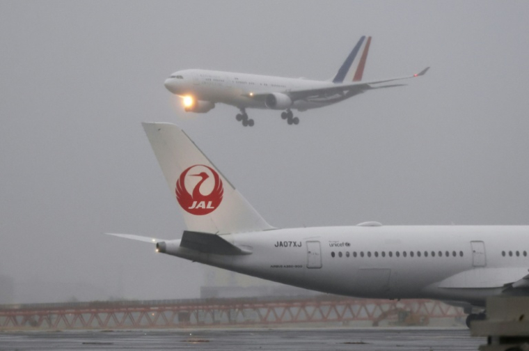 L'avion du président français Emmanuel Macron atterrit à l'aéroport de Tokyo, le 31 mars 2026 ( AFP / Ludovic MARIN )