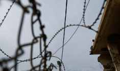 Un enfant est assis sur un bâtiment près de la frontière de Rafah, alors que les militants du Hamas devraient libérer les otages