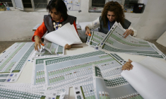 Dépouillement des bulletins de vote lors des élections législatives, lle 11 novembre 2025 à Bagdad, en Irak ( AFP / AHMAD AL-RUBAYE )