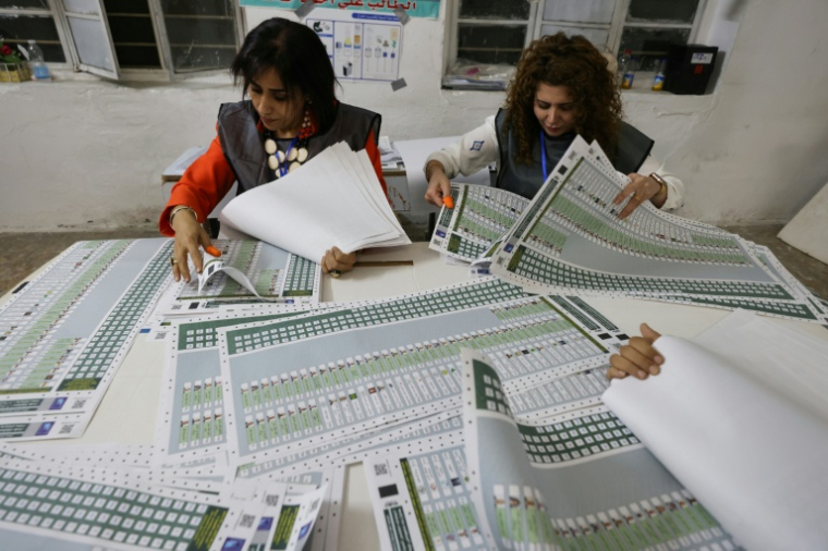 Dépouillement des bulletins de vote lors des élections législatives, lle 11 novembre 2025 à Bagdad, en Irak ( AFP / AHMAD AL-RUBAYE )