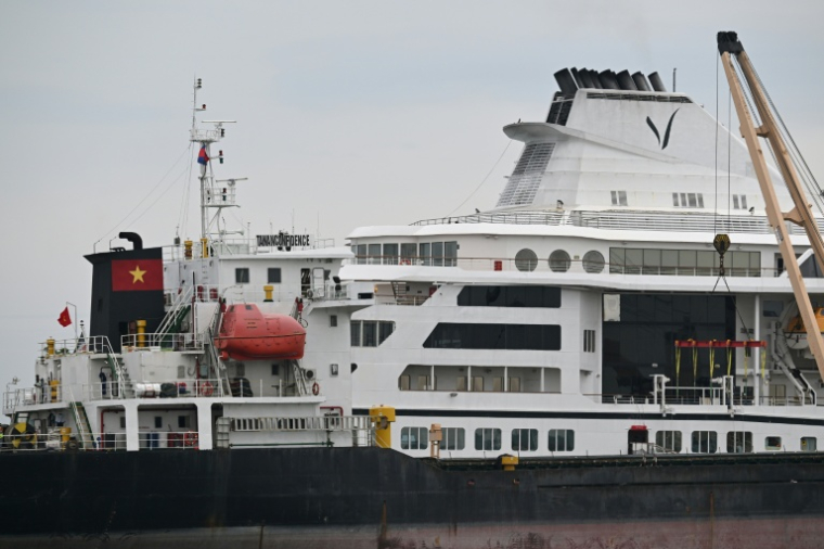 Le navire de croisière Odyssey, de Villa Vie Residences, à quai dans le port de Sihanoukville, le 28 octobre 2026 au Cambodge ( AFP / TANG CHHIN Sothy )