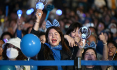 Des partisans du candidat de centre-gauche à la présidentielle sud-coréenne Lee Jae-myung laissent éclater leur joie dans une rue de Séoul, le 3 juin 2025  ( AFP / ANTHONY WALLACE )