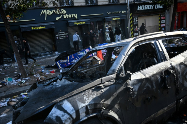 Dégâts au lendemain des violences du 17 octobre 2026 à Paris ( AFP / Matthieu RONDEL )